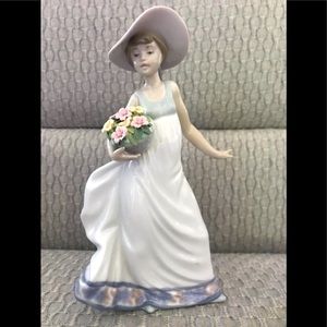 Lladro figurine. Carefree #05790,glazed. Girl with hat & flowers.
